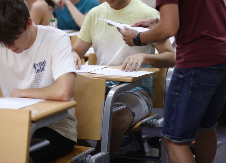 Foto de archivo de estudiantes presentándose a la EvAU.