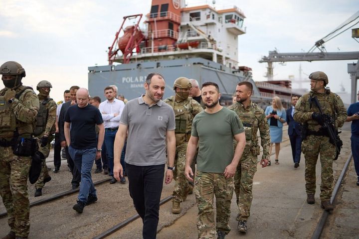 29 Ιουλίου 2022. Ο Βολοντίμιρ Ζελένσκι επιθεωρεί φορτηγά πλοία στο λιμάνι της Οδησσού. (Photo by Ukrainian Presidency/Handout/Anadolu Agency via Getty Images)