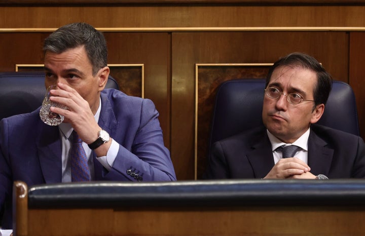 Sánchez, de riguroso traje y corbata en el Congreso, se echa un trago para refrescarse