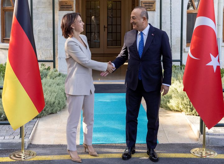 Ο Τούρκος υπουργός Εξωτερικών Μεβλούτ Τσαβούσογλου και η Γερμανίδα υπουργός Εξωτερικών Ανναλένα Μπάερμποκ συναντώνται στην Κωνσταντινούπολη, Τουρκία, 29 Ιουλίου 2022. REUTERS/Ουμίτ Μπεκτάς