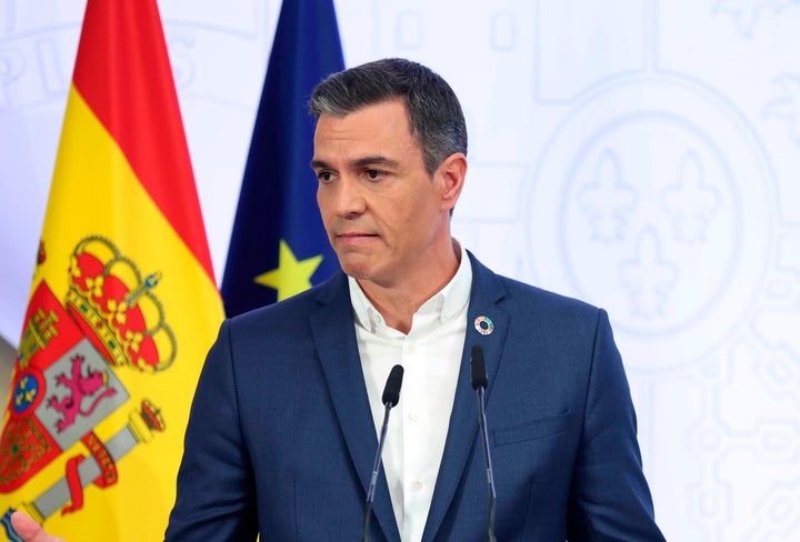 El presidente del gobierno español, Pedro Sánchez, habla durante una conferencia de prensa en el palacio de la Moncloa en Madrid, el viernes 29 de julio de 2022. (Eduardo Parra/Europa Press vía AP)