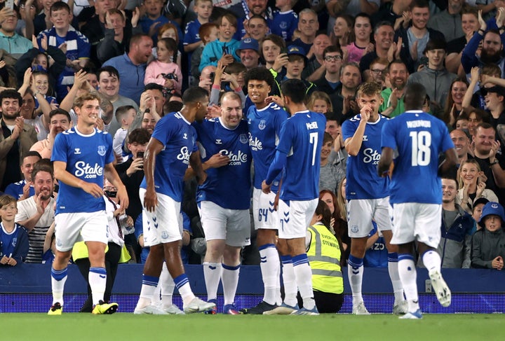 Los jugadores del Everton celebran el gol del aficionado, Paul Stratton.