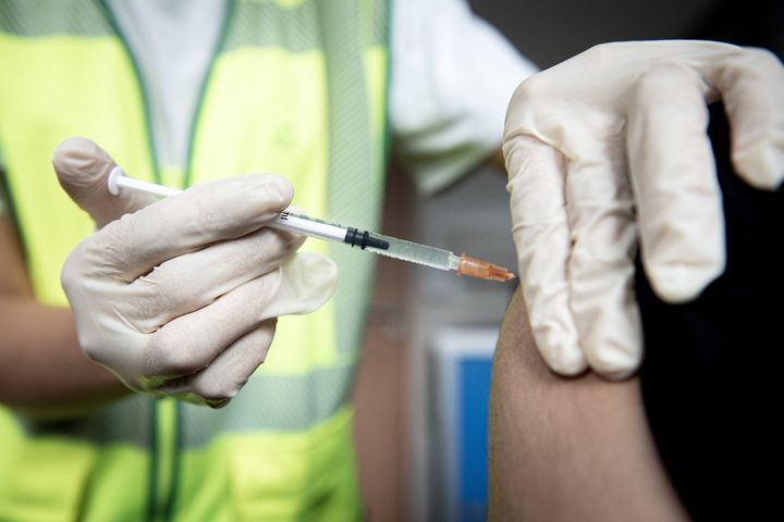 Un hombre se vacuna de la viruela del mono en París