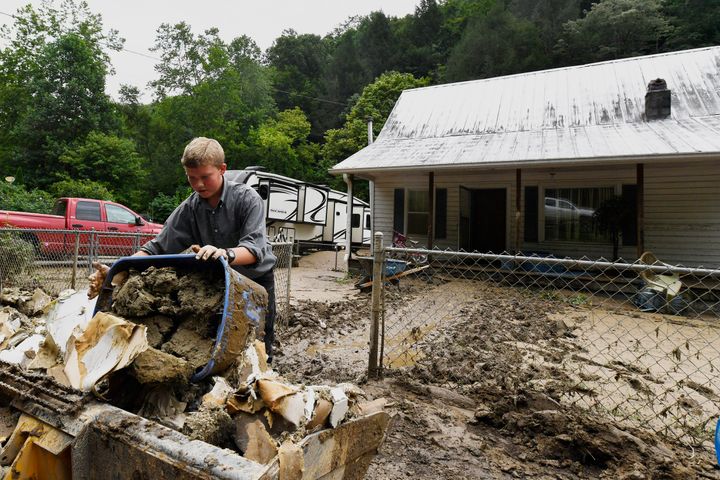 Εθελοντές από την τοπική κοινότητα Μενονιτών απομακρύνουν τα συντρίμμια από την κατεστραμμένη από τις πλημμύρες ιδιοκτησία στο Ogden Hollar στο Hindman, Kεντάκι., Σάββατο, 30 Ιουλίου 2022. (AP Photo/Timothy D. Easley)