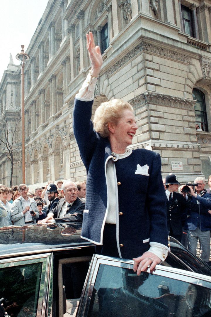 Η Πρωθυπουργός της Βρετανίας Μάργκαρετ Θάτσερ χαιρετίζει το πλήθος μετά την επανεκλογή της ως Πρωθυπουργός της Βρετανίας, στην Ντάουνινγκ Στριτ του Λονδίνου, Παρασκευή, 12 Ιουνίου 1987.