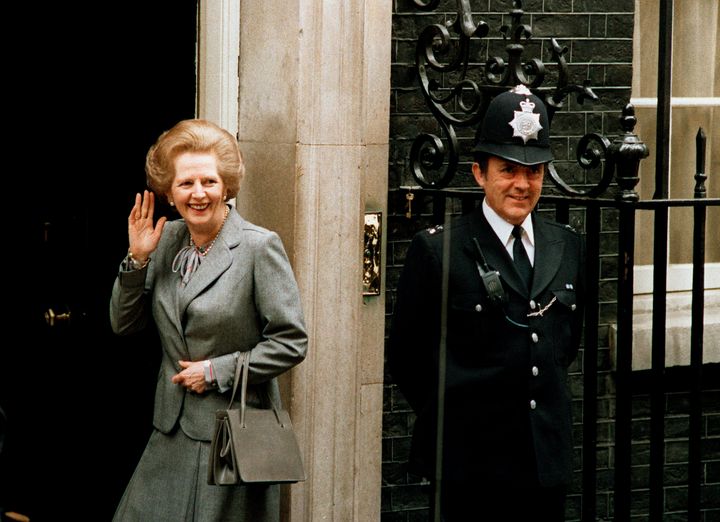 Η πρωθυπουργός της Βρετανίας Μάργκαρετ Θάτσερ χαιρετά τους εκπροσώπους των μέσων ενημέρωσης επιστρέφοντας στο Νο. 10 της Ντάουνινγκ Στριτ από τα Ανάκτορα του Μπάκιγχαμ, στο Λονδίνο, 11 Μαΐου 1980.