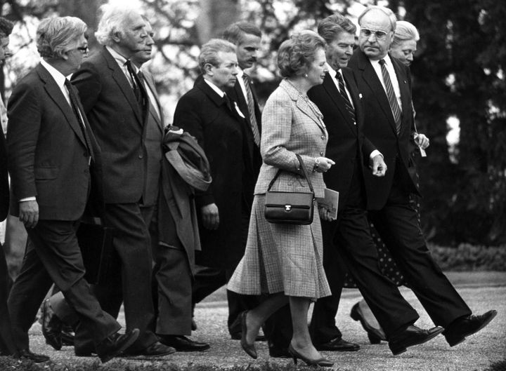 Η Βρετανίδα πρωθυπουργός Μάργκαρετ Θάτσερ, ο Πρόεδρος των ΗΠΑ Ρόναλντ Ρίγκαν περπατούν μαζί με άλλους πολιτικούς ηγέτες σε μια απογευματινή σύνοδο της Παγκόσμιας Οικονομικής Συνόδου Κορυφής.