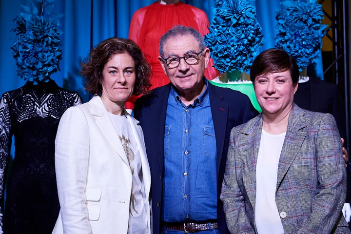 Cristina Mariño, a la izquierda de la imagen, junto su padre, Roberto Verino.