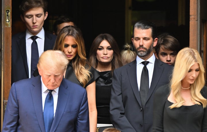 Donald Trump durante el funeral, delante de Melania y al lado de Ivanka, hija de su matrimonio con Ivana