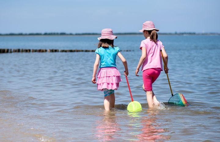 Dos niñas juegan en una playa