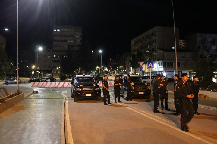 Gendarmes y fuerzas de seguridad de Kosovo, desplegados anoche en Mitrovica, mientras suenan las sirenas antiaéreas.