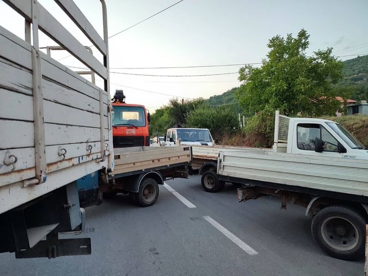 Σέρβοι που διαμένουν στο Κόσοβο έκλεισαν δρόμους που οδηγούν σε επίσημα συνοριακά περάσματα. 