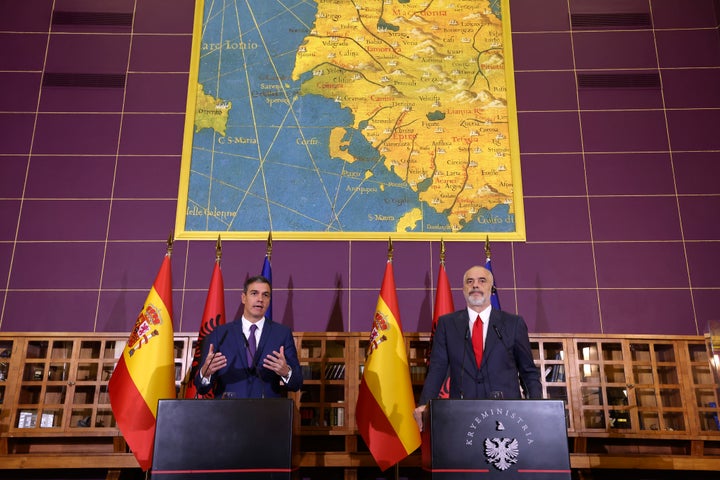 Pedro Sánchez y Edi Rama, esta mañana, en Tirana, Albania.