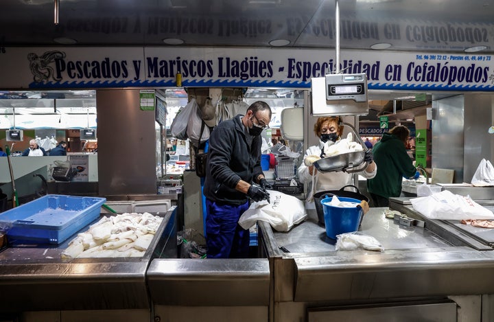 Vendedores de pescado en el Mercado Central de Valencia, en una imagen de archivo.