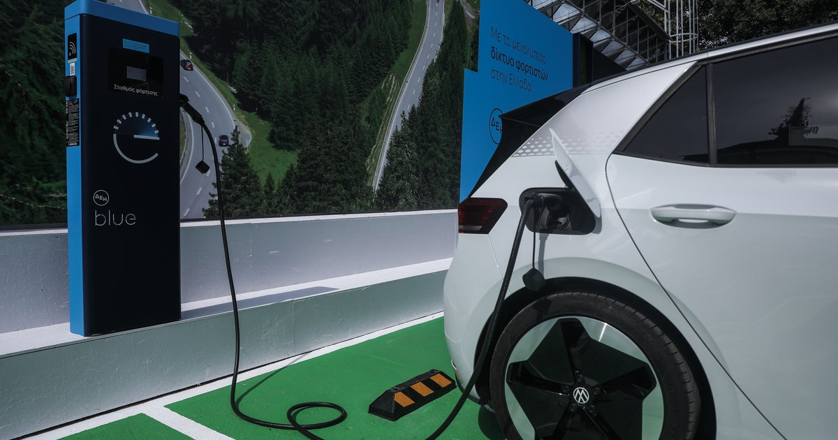 утильсбор на электромобили 2023. электрокар electric vehicle. зарядная станция. Xpeng на зарядке. автотор холдинг электромобиль.