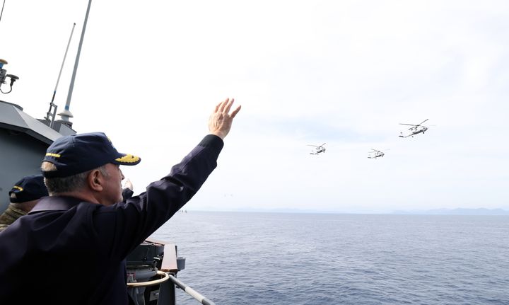 Απρίλιος 2021. Ο Τούρκος υπουργός Αμυνας Χουλουσί Ακάρ χαιρετά από μακριά ελικόπτερα που κάνουν άσκηση στη θάλασσα, ενώ...ονειρεύεται την αναβάθμιση των F-16 που έχει δυσκολέψει πολύ μετά το ψήφισμα του Αμερικανικού Κογκρέσου. (Photo by Arif Akdogan/Anadolu Agency via Getty Images)