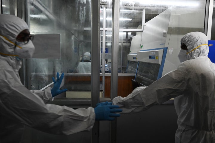 Sanitarios equipados con EPI tratan muestras de la viruela del mono