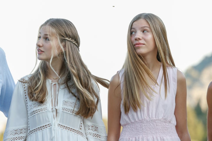 Leonor y Sofía en la Cartuja de Valldemossa donde ha posado para los medios en su primer día en Mallorca.