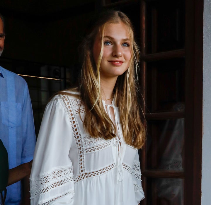 Leonor, relajada, con un vestido 'boho' de Sfera.