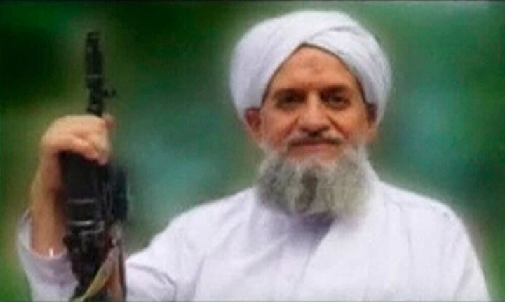 Aϊμάν αλ Ζαουάχρι, στιγμιότυπο από βίντεο της Αλ Κάιντα, την επόμενη της τρομοκρατικής επίθεσης της 11ης Σεπτεμβρίου. 