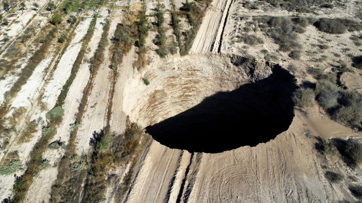 Χιλή: Γιγάντια καταβόθρα άνοιξε ξαφνικά σε ορυχείο χαλκού, διαμέτρου 25 μέτρων | HuffPost Greece ΔΙΕΘΝΕΣ