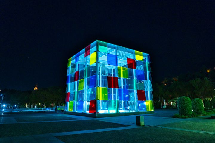 El Centro Pompidou de noche en Málaga, Andalucía.