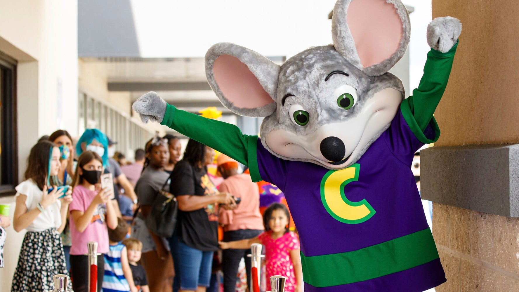 ピザチェーンのネズミのキャラ 黒人の女の子のハイタッチに応じず波紋 店側 悲しく思う と声明 動画 ハフポスト News ピザチェーンのネズミのキャラ 黒人の女の子のハイタッチに応じず波紋 店側 悲しく思う と声明 動画 ハフポスト News