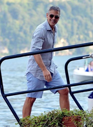 Ο Αμερικανός ηθοποιός, Τζορτζ Κλούνεϊ συνδυάζει βερμούδα και πουκάμισο σε γαλάζιους τόνους, επιτυγχάνοντας μια αριστοκρατική μονοχρωμία.