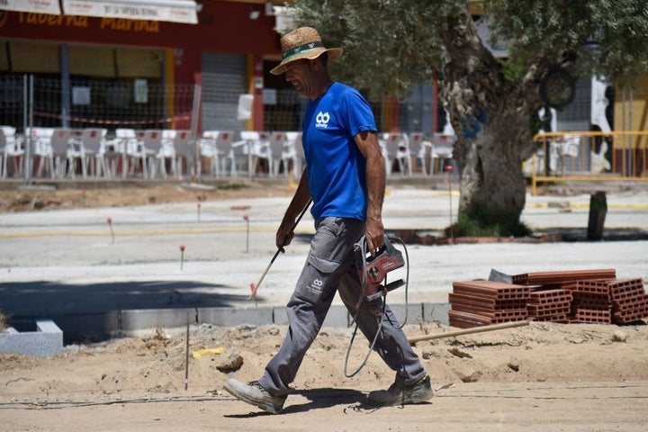 Un obrero de la construcción en Sevilla durante el mes de julio.