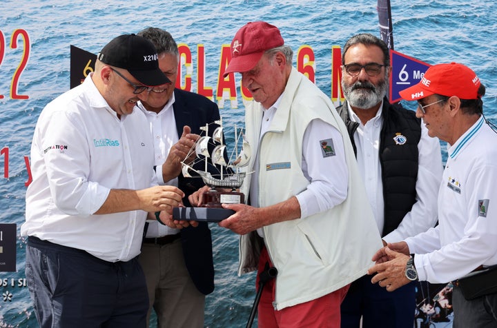 El rey emérito y su amigo Pedro Campos, entregando los premios de las regalas de Sanxenxo, en mayo pasado.