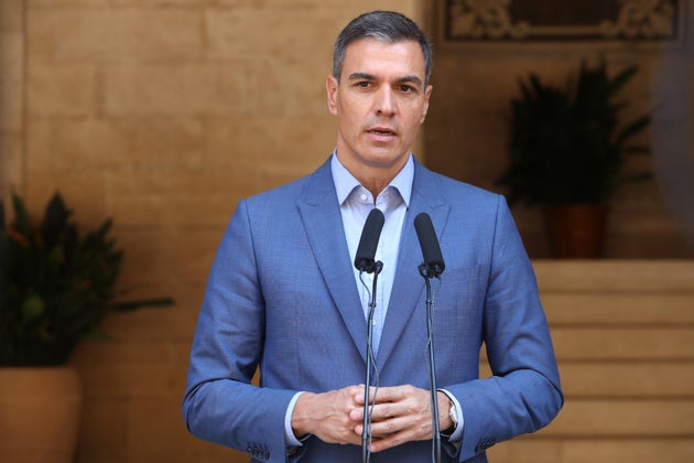 El presidente Pedro Sánchez, ya sin corbata tras la reunión con Pedro Sánchez.