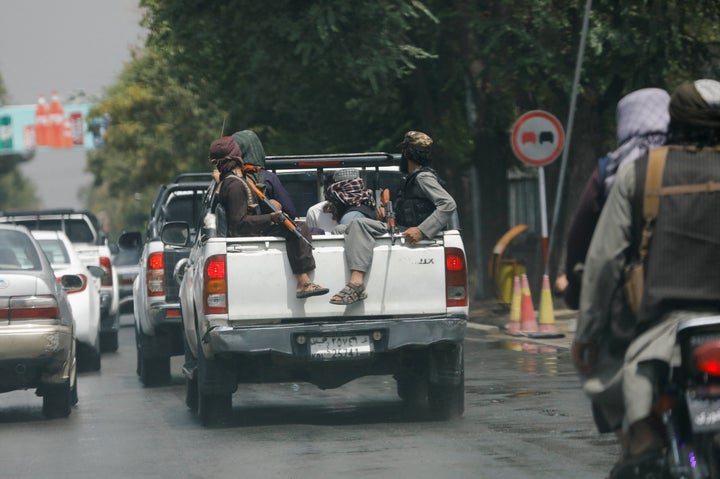 Talibanes vigilando las calles de Kabul, este martes.