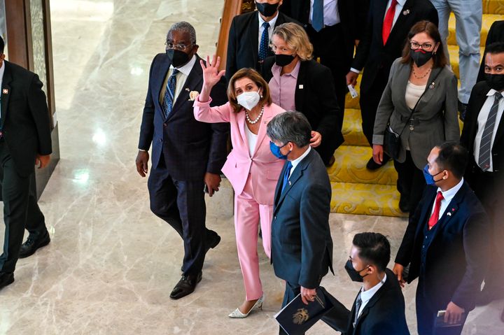 Αυτή η φωτογραφία τραβήχτηκε και κυκλοφόρησε από το Υπουργείο Πληροφοριών της Μαλαισίας. Η Πρόεδρος της Βουλής των ΗΠΑ, Nancy Pelosi, στο κέντρο, χαιρετά προς τα μέσα ενημέρωσης καθώς περιηγείται στο κτίριο του κοινοβουλίου στην Κουάλα Λουμπούρ, Τρίτη, 2 Αυγούστου 2022. Η Πελόζι έφτασε στη Μαλαισία την Τρίτη στο πλαίσιο μιας ασιατικής περιοδείας που περιλαμβάνει ως κορυφαίο συμβολιμό μια αναμενόμενη στάση στην Ταϊβάν, η οποία θα κλιμακώσει τις εντάσεις με το Πεκίνο. (Malaysia’s Department of Information via AP)