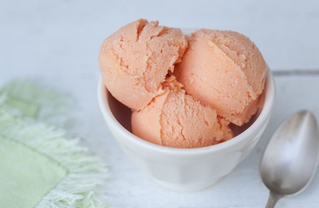 桃のアイスクリームのイメージ（レシピに基づいた写真ではありません）