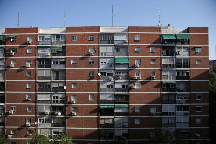 Mονάδες συμπυκνωτή κλιματιστικών παραθύρων που κρέμονται σε πολυκατοικία κατά τη διάρκεια ενός εβδομαδιαίου καύσωνα στη Μαδρίτη, Ισπανία, 22 Ιουλίου 2022.