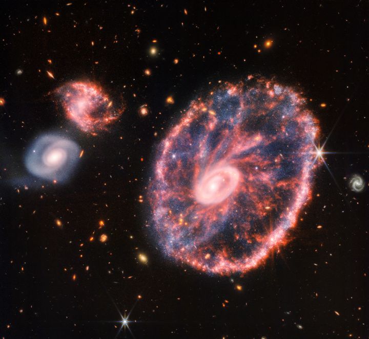 Instantánea detallada de Rueda de Carro y de dos galaxias compañeras más pequeñas.