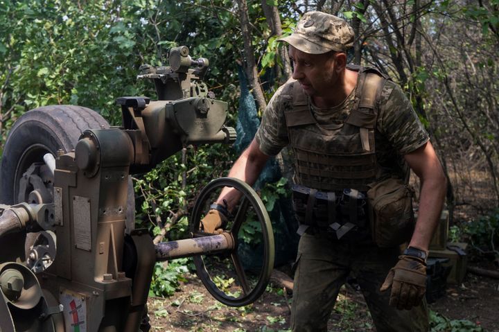Ένας Ουκρανός στρατιώτης προετοιμάζει ένα οβιδοφόρο M777 για να πυροβολήσει, σε μια θέση στην πρώτη γραμμή, καθώς η επίθεση της Ρωσίας στην Ουκρανία συνεχίζεται, στην περιοχή Χάρκοβο, Ουκρανία, 1 Αυγούστου 2022.