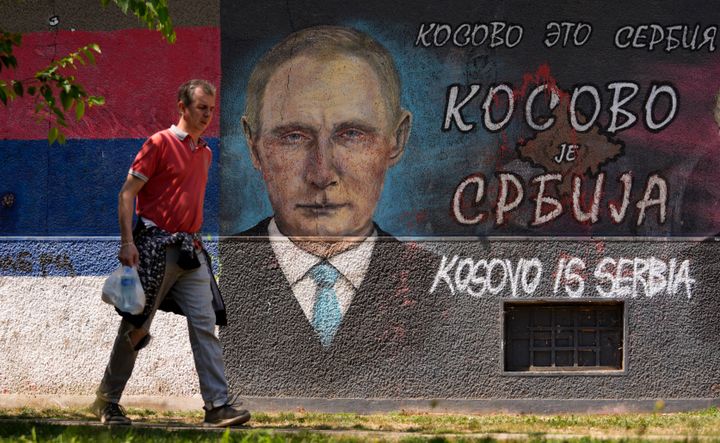 1 Αυγούστου 2022 Βελιγράδι. Γκράφιτι με τον Πούτιν και το σύνθημα «Το Κόσοβο είναι Σερβία».