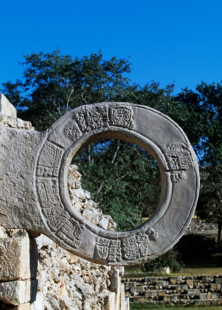 Δακτυλιοειδής κρίκος στο γήπεδο για το παιχνίδι της πελότα, αρχαιολογικός χώρος Uxmal (Λίστα Παγκόσμιας Κληρονομιάς της Unesco, 1996), Γιουκατάν, Μεξικό. Πολιτισμός των Μάγια.