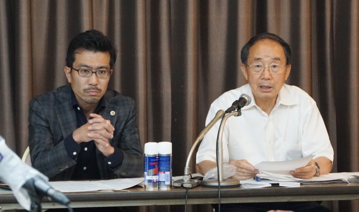 記者会見する全国霊感商法対策弁護士連絡会の山口広弁護士(右)ら=2022年07月12日、東京都千代田区