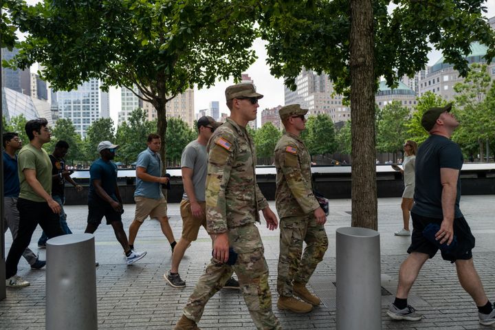 Soldados de EEUU pertenecientes a Fort Campbell (Kentucky), visitando ayer el memorial de las víctimas del 11-S en Nueva York, un atentado obra de Al Qaeda. 
