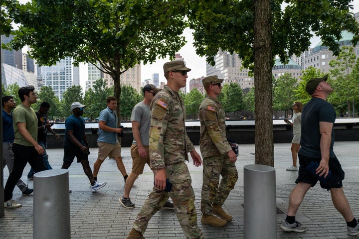 Soldados de EEUU pertenecientes a Fort Campbell (Kentucky), visitando ayer el memorial de las víctimas del 11-S en Nueva York, un atentado obra de Al Qaeda.