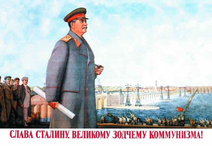 Ο Στάλιν στο Dneperpetrovk, κοντά στο Κίεβο, κοιτάζει το τότε μεγαλύτερο υδροηλεκτρικό φράγμα στον κόσμο. 