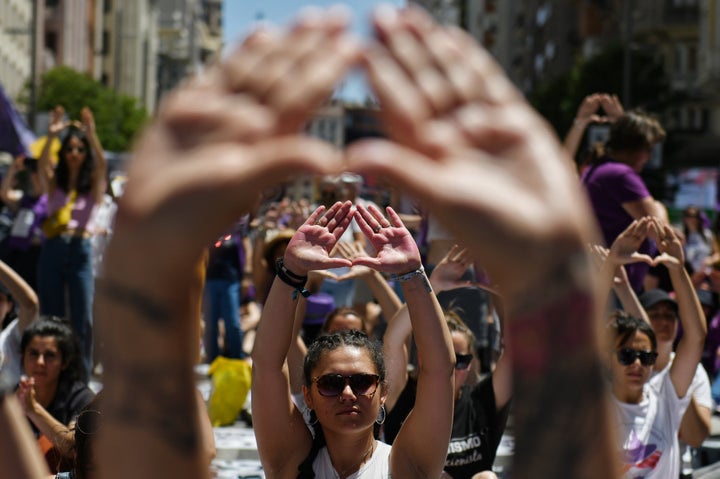 Manifestantes se movilizan por la violencia contra la mujer