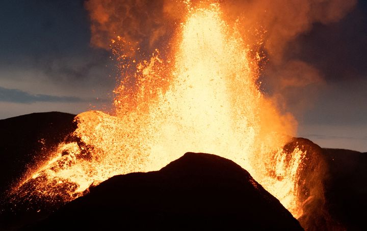 Η λάβα εκρήγνυται από το ηφαίστειο Fagradalsfjall στη χερσόνησο Reykjanes στη νοτιοδυτική Ισλανδία, 18 Μαΐου 2021.