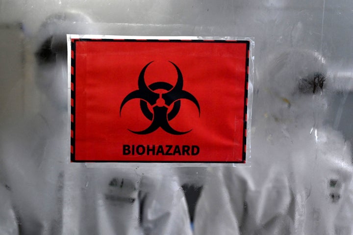 Técnicos trabajan con muestras del virus en un laboratorio