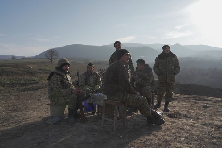 Αρμένιοι στρατιώτες συγκεντρώνονται στις θέσεις μάχης τους κοντά στο χωριό Taghavard στην περιοχή του Ναγκόρνο-Καραμπάχ, 11 Ιανουαρίου 2021.