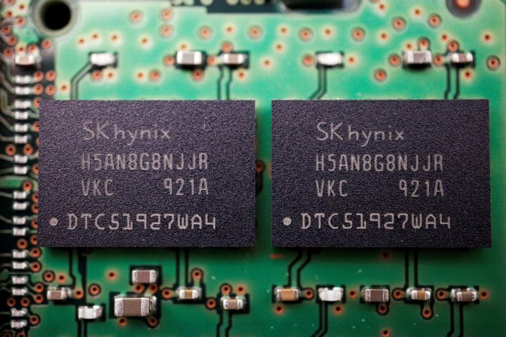 Τα τσιπ μνήμης από τον προμηθευτή ημιαγωγών της Νότιας Κορέας SK Hynix φαίνονται σε μια κάρτα κυκλώματος ενός υπολογιστή σε αυτήν την φωτογραφία που τραβήχτηκε στις 25 Φεβρουαρίου 2022. 