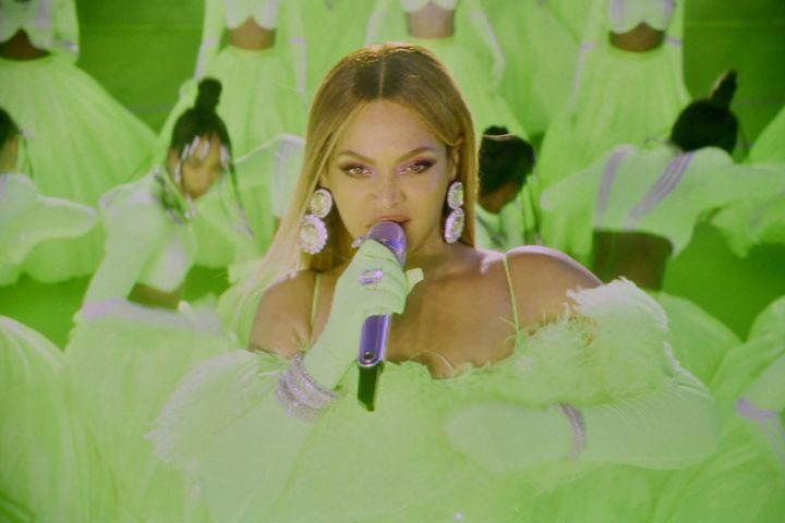 Beyoncé durante su actuación en los Oscar.
