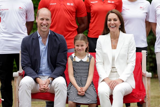 左からウィリアム王子、シャーロット王女、キャサリン妃コモンウェルスゲームズのSportsAid Houseを訪問した（2022年8月2日、イギリス・バーミンガムで撮影）